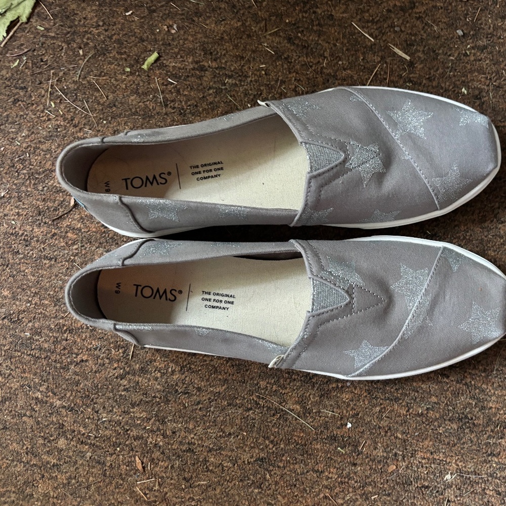 Tom’s size 9. NEW